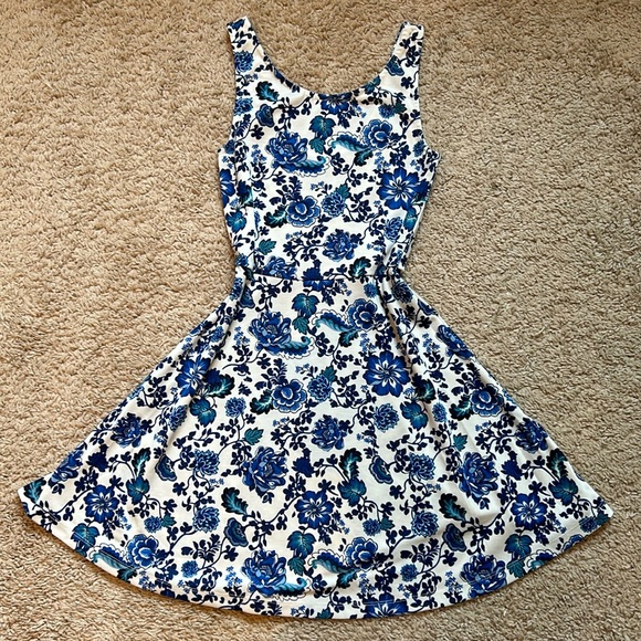 Blue & White Floral Dress H&M - Picture 2 of 5